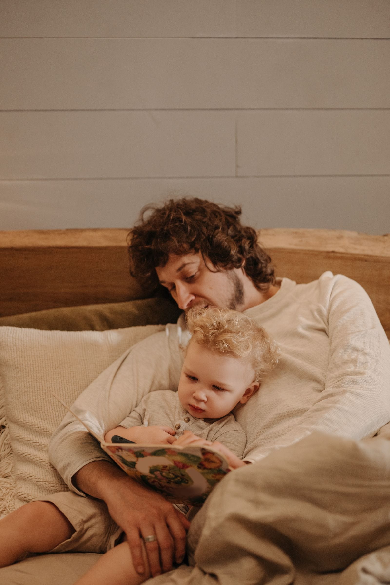 Un père et son fils lisent ensemble un livre, dans un moment de partage et d'apprentissage